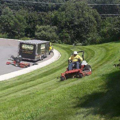 commercial-lawnmaintenance001