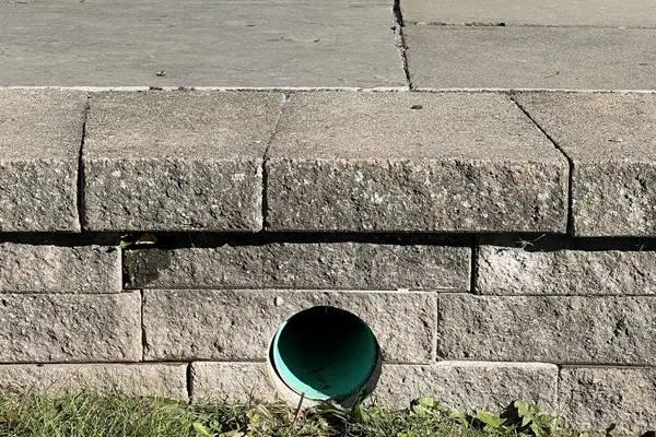 Retaining wall with drainage